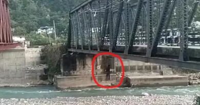 लोहे के पुल से संदिग्ध हालत में लटका मिला युवक
