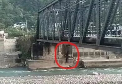 लोहे के पुल से संदिग्ध हालत में लटका मिला युवक