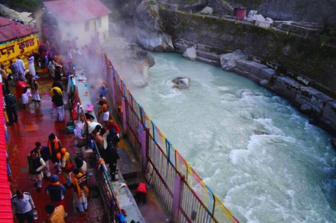 तप्त कुंड में स्थान के दौरान डूबने से दो बुजुर्ग महिला तीर्थयात्रियों की मौत