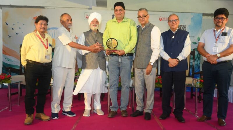 राष्ट्रीय स्वैच्छिक रक्तदान दिवस पर रक्तवीरों का सम्मान, शिविर में 30 यूनिट रक्तदान