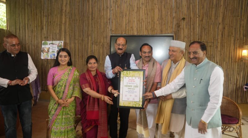 लेखक गाँव में पर्यावरण प्रहरियों का सम्मान