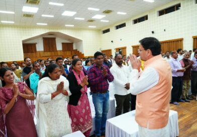 सीएम धामी ने मुख्य सेवक सदन में अनुसूचित जाति एवं अनुसूचित जनजाति समुदाय के लोगों से किया संवाद