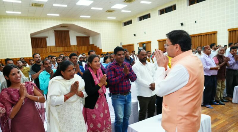 सीएम धामी ने मुख्य सेवक सदन में अनुसूचित जाति एवं अनुसूचित जनजाति समुदाय के लोगों से किया संवाद