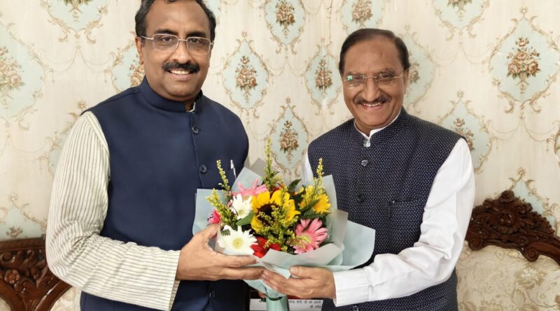 राम माधव और डॉ. ‘निशंक’ की हुई भेंट