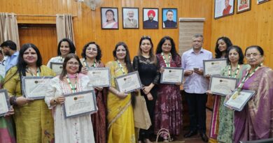 मैंगो पिकल मिक्सिंग रिकॉर्ड की प्रतिभागी महिलाओं को मिले सर्टिफिकेट और मेडल