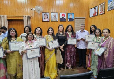 मैंगो पिकल मिक्सिंग रिकॉर्ड की प्रतिभागी महिलाओं को मिले सर्टिफिकेट और मेडल