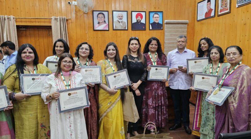 मैंगो पिकल मिक्सिंग रिकॉर्ड की प्रतिभागी महिलाओं को मिले सर्टिफिकेट और मेडल