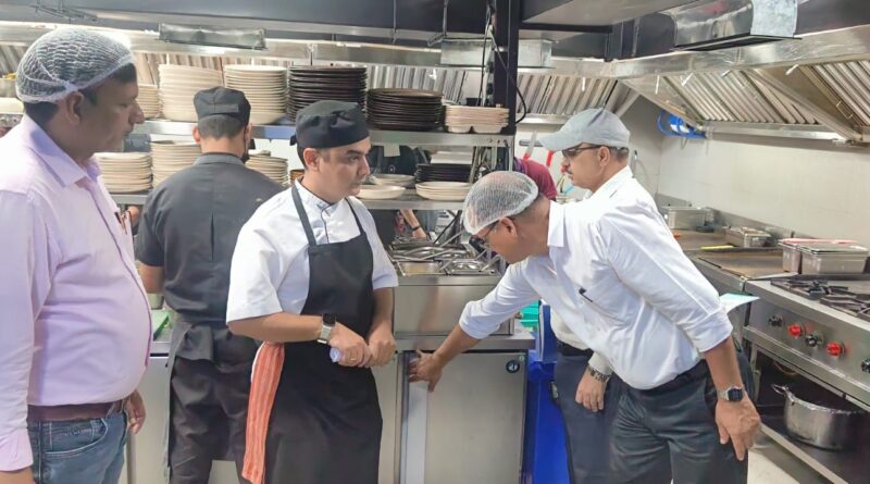 त्योहारी सीजन में खाद्य सुरक्षा विभाग का एक्शन तेज, राजपुर रोड के नामी कैफे-रेस्टोरेंट में छापेमारी