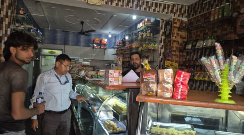 मिठाई की ट्रे पर निर्माण और एक्सपायरी डेट लिखना अनिवार्य, खाद्य विभाग ने की 27 दुकानों पर जांच